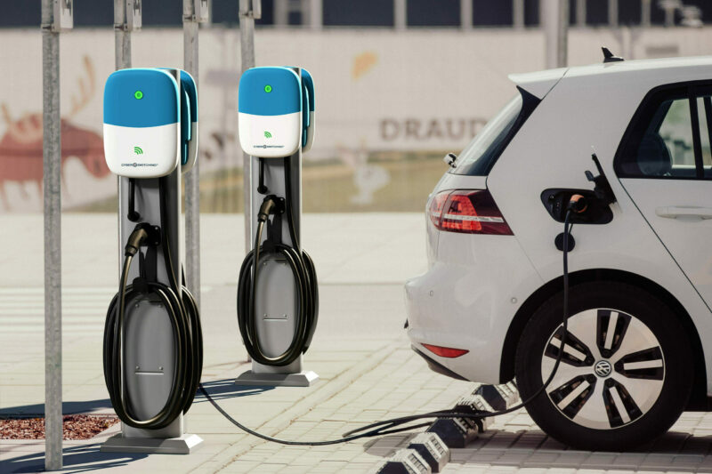 Elektromobilio įkrovimas namuose, ką verta žinoti ir kodėl rozetė – ne išeitis